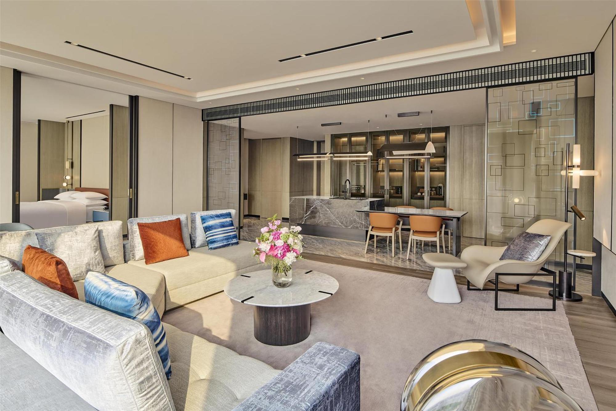 Hilton Zhangjiang Science - Shuttle Bus To And New International Expo Centre During Exhibition Period And 30 Minutes Drive To Pvg Shanghai