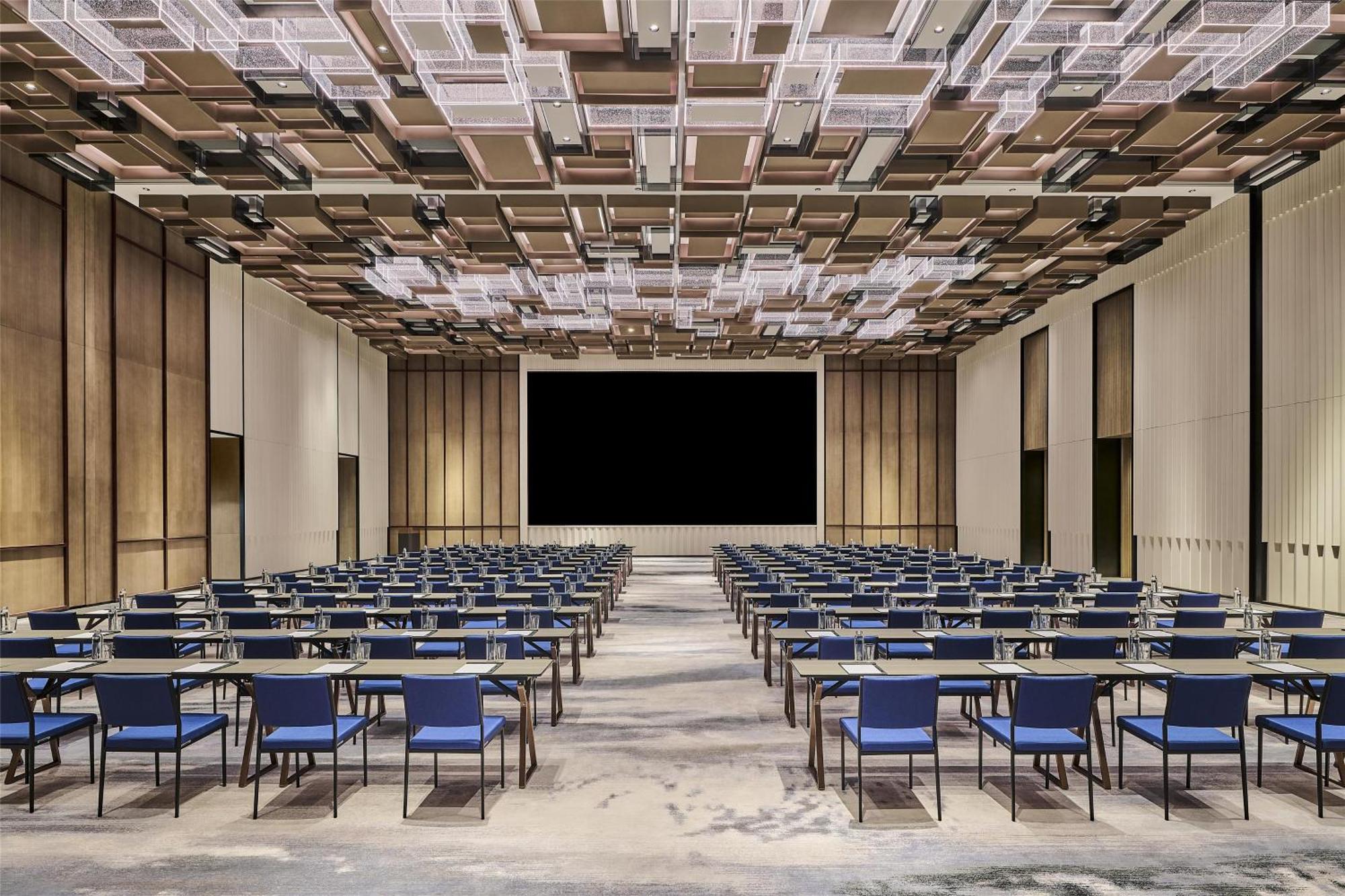 Hotel Hilton Zhangjiang Science - Shuttle Bus To And New International Expo Centre During Exhibition Period And 30 Minutes Drive To Pvg
